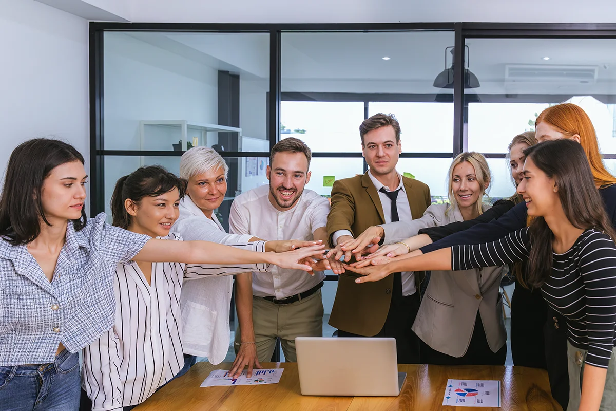 grupa ludzi - zespół spark po pracy